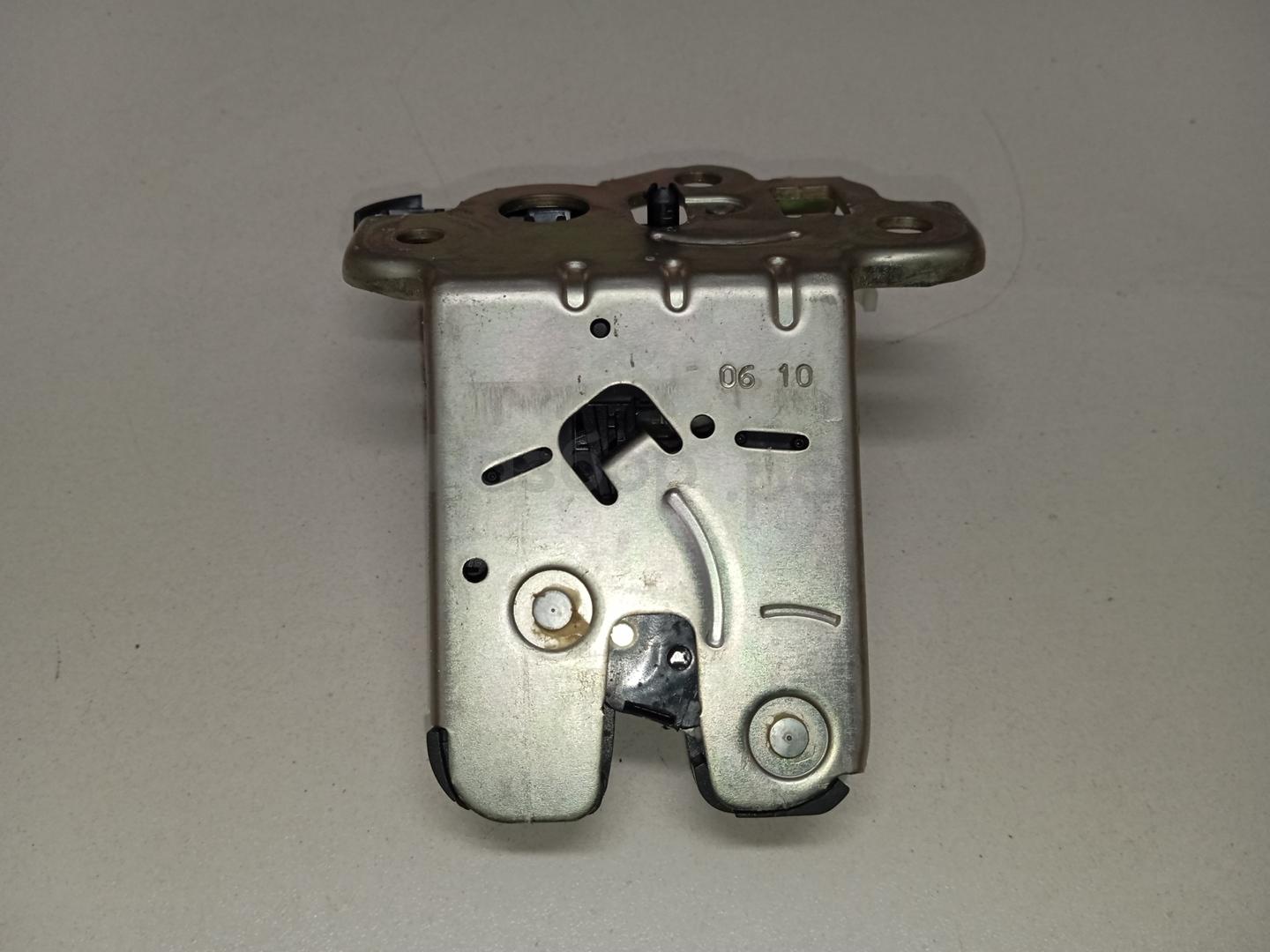 Замок багажника